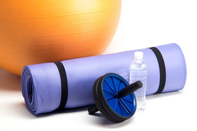 瑜伽墊和水瓶特寫。運動器材, 三個青蘋果和一根跳繩